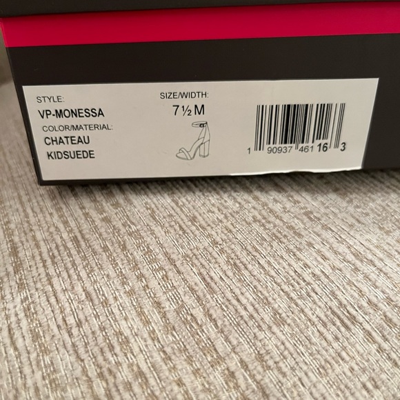 Suede sandals by Vince Camuto - Picture 6 of 6